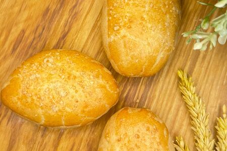 Сдобный пирожок с яблоком