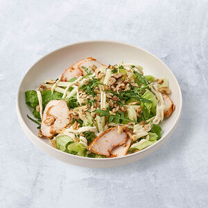 Салат с куриным филе, яблоком и орехом