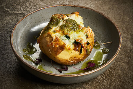 Печеный картофель со шпинатом, грибами и сыром сулугуни