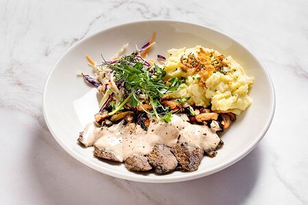 Говядина с пюре и салатом