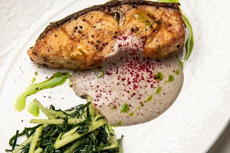 Стейк из масляной рыбы в грибном соусе 