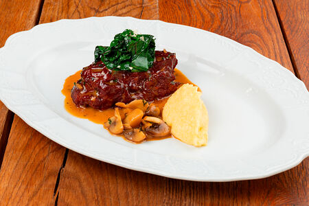 Тушёные говяжьи щёчки в красном вине