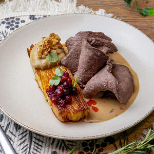 Филе оленя, подкопченное на щепе ранеточной с острой ферментированной брусникой