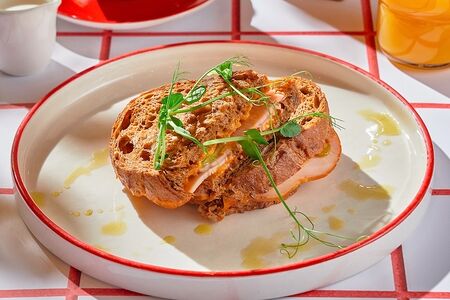 Гриль-чиз с окороком и маринованным огурчиком