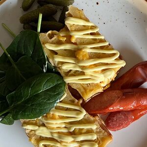 Вафли со скрэмблом и колбасками 