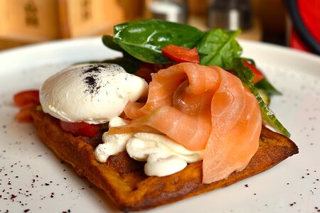 Вафля из батата с лососем