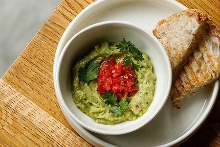 Мятое авокадо с томатной сальсой