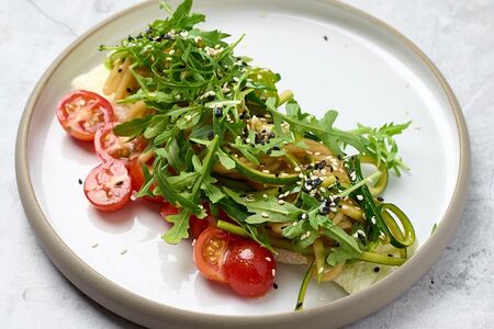 Белковый омлет со спагетти из цукини