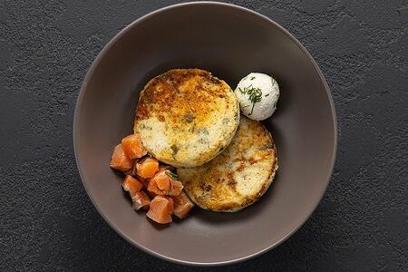 Сырники со шпинатом и красной рыбой 2шт