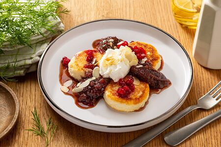 Сырники с пряной сливой