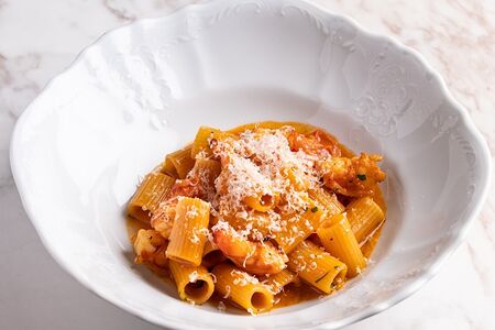 Ригатони с морепродуктами в соусе биск