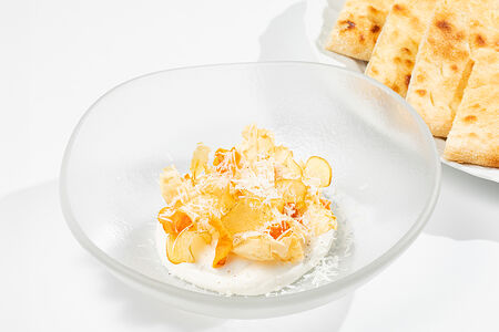 Крем из рикотты с чипсами из корнеплодов