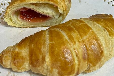 Круассан с клубничным джемом