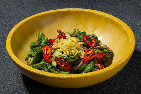 Салат с говядиной, ростками сои, слайсами чили и азиатской заправкой