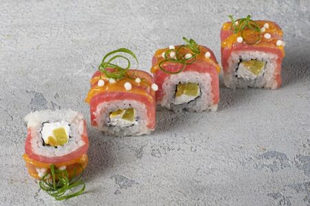 Ролл манго, тунец