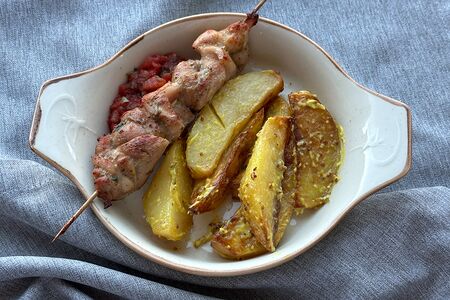 Шашлык из куриного бедра с печеным картофелем в горчичном соусе и сальсой