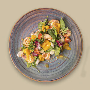 Салат с креветками и манго