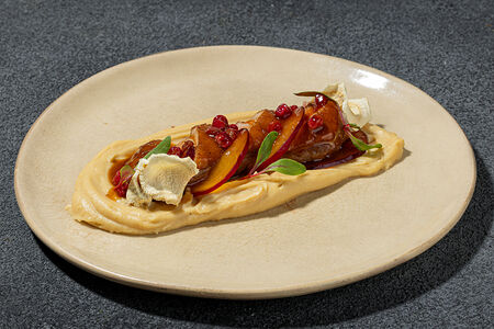 Утиное филе с пюре из пастернака, сливой и брусничным соусом