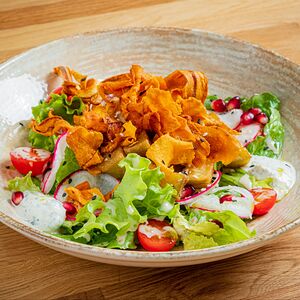 Салат с жареным баклажаном и йогуртовым соусом