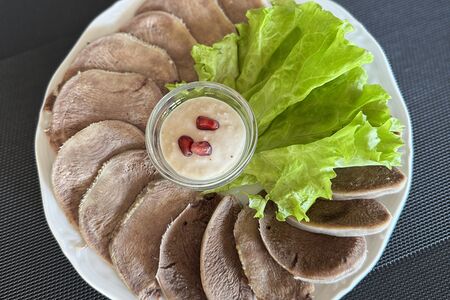 Язык телячий отварной