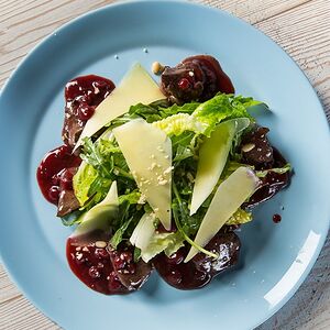 Салат с печенью и брусничным соусом