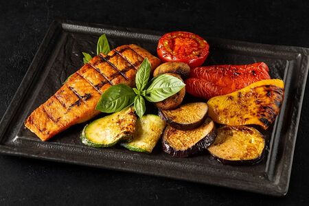 Стейк лосося на гриле с овощами гриль