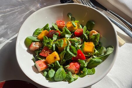 Салат с камчатским крабом и манго