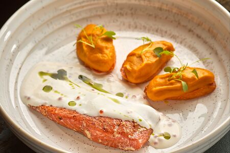 Нежная нерка со сливочно-икорным соусом и пюре из моркови