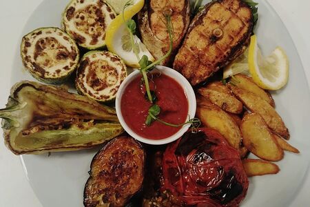 Стейк из сёмги с овощами