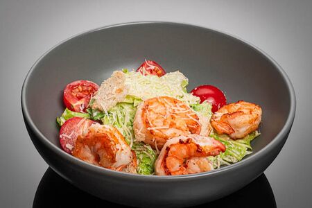 Салат Цезарь с креветками