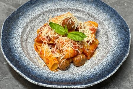 Томатные ригатони с веганскими митболлами