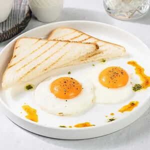 Глазунья из 2-х яиц с тостами