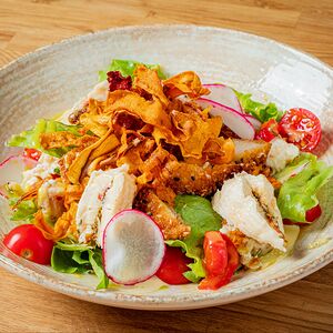 Салат с хрустящей курочкой