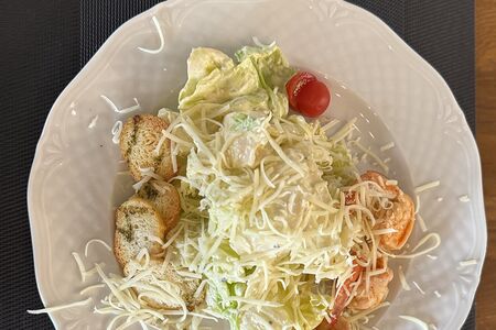 Салат Цезарь с креветками