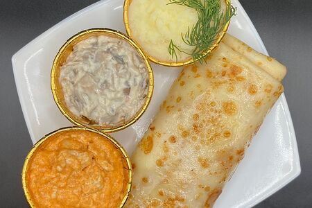 Блинчик с картошкой, грибами и куриным филе в сливочном соусе