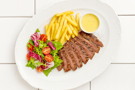Тальята ди манзо на гриле с картошкой фри и соусом беарнез