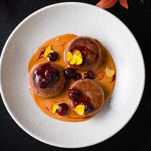 Шоколадные сырники с соусом из вареной сгущенки