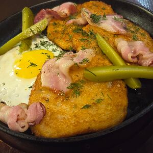 Драники с яйцом и беконом