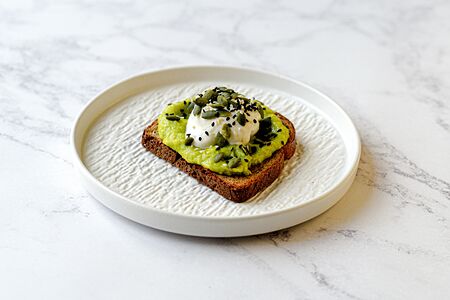 Авокадо-тост с яйцом пашот