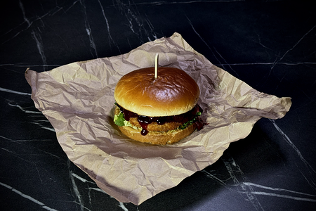 Бургер куриный с копченой вишней