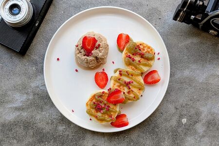 Сырники маковые с клубникой