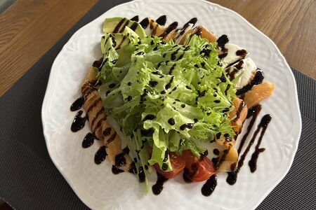 Салат с семгой и авокадо