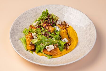 Салат с тыквой, горгонзолой и кленовой заправкой