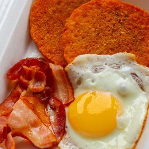 Драники с беконом и яйцом