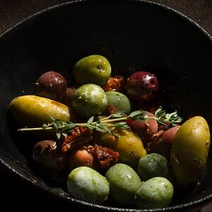 Оливки в прованских травах с вялеными томатами