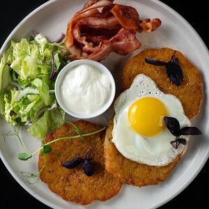 Драники с беконом и яйцом