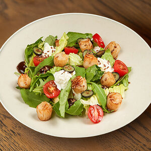 Салат из гребешков со страчателлой, киноа и финиковым кремом