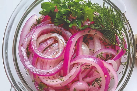 Лук красный с зеленью доп. к плову