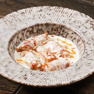 Катами в беконе под сливочно-чесночным соусом