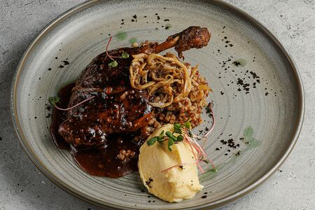 Утиная ножка конфи с гречневым ризотто, тыквенным ганашем и соусом жус